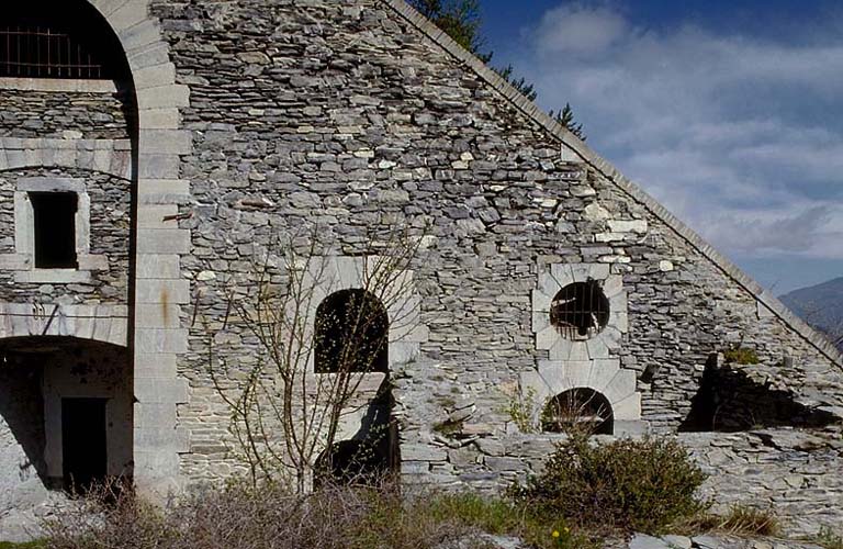 Fort supérieur. Aile droite : façade des casemates O.