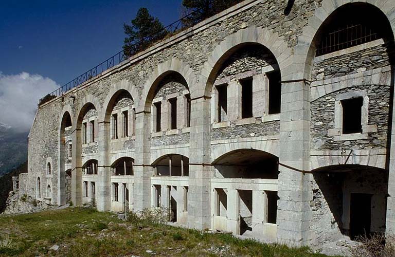 Fort supérieur. Casemates O. Vue de la façade prise vers la gauche.