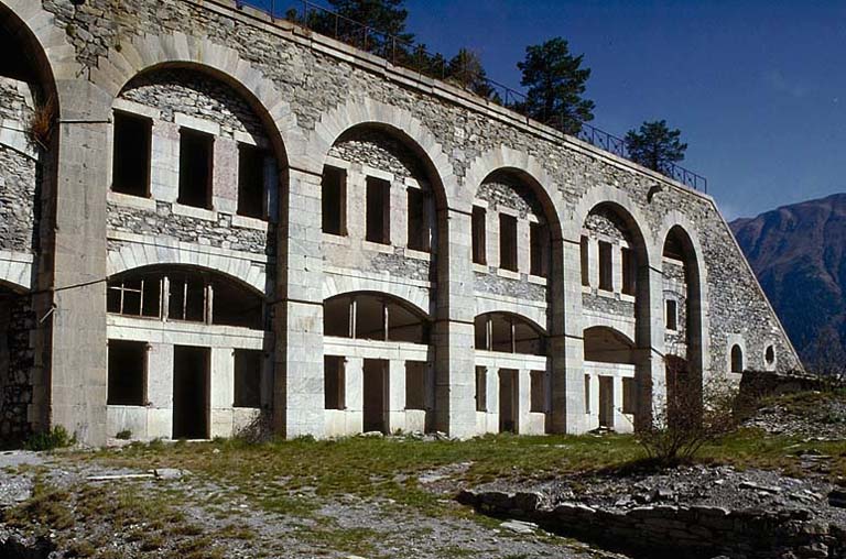 Fort supérieur. Casemates O. Bâtiment A. Façade. Vue générale.