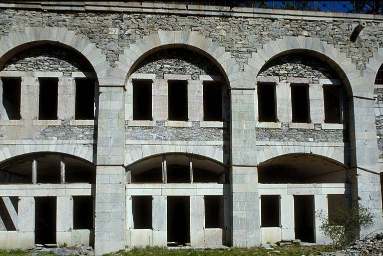 Fort supérieur. Casemates O. Vue rapprochée de la façade.