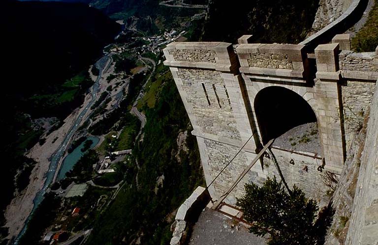 Fort supérieur. Porte d'entrée arrière (vers le fort moyen). Vue plongeante prise depuis le bastionnet adjacent.