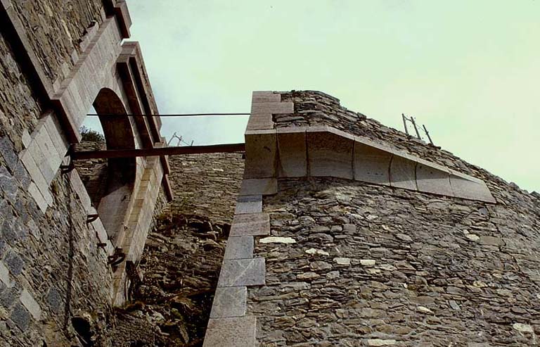 Fort supérieur. La porte d'entrée arrière (vers le fort moyen) vue du niveau du fond du haha.