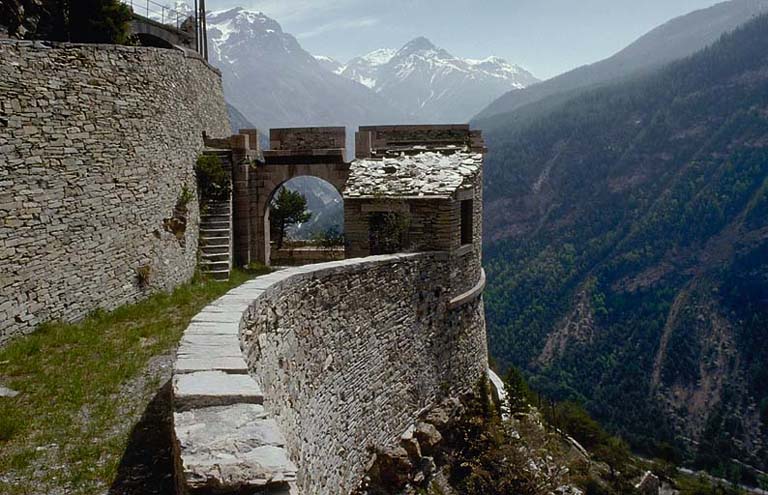 Fort supérieur. Porte d'entrée arrière (vers le fort moyen). Vue intérieure. A droite, bâtiment du corps de garde.