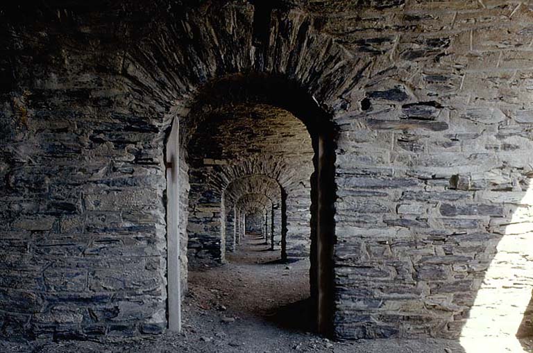 Fort supérieur. Casemates 2-3. Passage central vu d'enfilade.