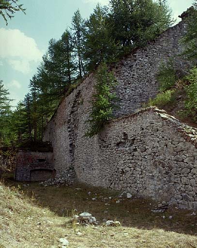 Fossé du flanc gauche de l'ouvrage. Au fond, caponnière simple (saillant 3).