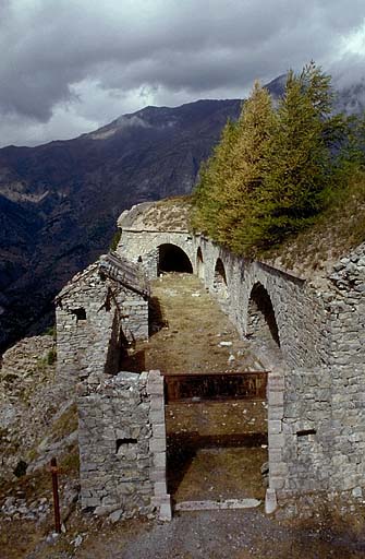 Ensemble de l'ouvrage vu du flanc droit : entrée, cour et batterie-casemate. A gauche, le corps de garde.