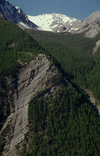 L'ouvrage vu depuis l'ouvrage haut de Saint-Ours, à 1600 m. Au sommet de la falaise, le bloc 6 et, derrière, le bloc 5.