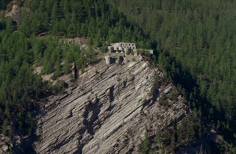 L'ouvrage vu depuis Saint-Ours.