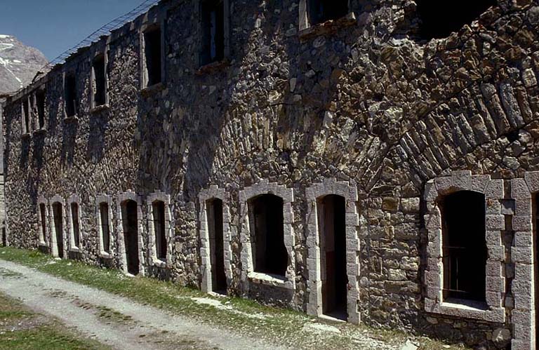 Casernement de temps de paix. Bâtiment 002. Au rez-de-chaussée, les casemates de l'ancienne redoute, exhaussée d'un étage en 1931-1935.