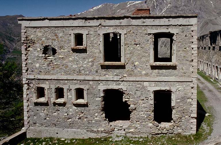 Casernement du temps de paix. Bâtiment 003 (infirmerie). Ensemble de la façade sud-ouest.