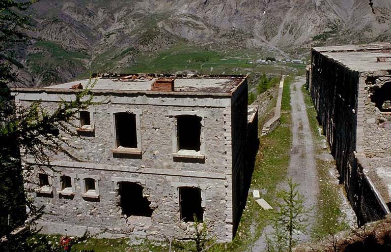 Vue du front de gorge. A gauche, l'infirmerie (003) (1931-1935), à droite, le bâtiment 002, casernement du temps de paix, constituée en partie par les casemates de l'ancienne redoute.