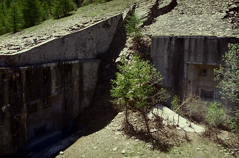 Défense du fossé. Vue prise des dessus de l'ouvrage. A gauche le bloc 2, à droite le bloc 3. A l'étage supérieur, les créneaux de FM, en bas les créneaux des mortiers de 50 mm.