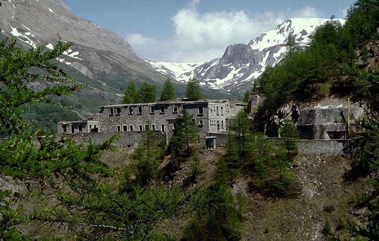 L'ouvrage vu, sur l'arrière, depuis la route d'accès. A droite, le bloc 1 (entrée), à gauche, le casernement de temps de paix, utilisant une partie des casemates de l'ancienne redoute.