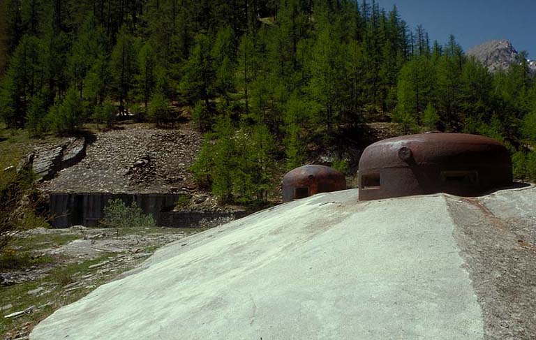 Bloc 4. Vue extérieure prise du nord-est. Au premier plan, la cloche observatoire VDP, derrière et à gauche la cloche GFM conjuguée.