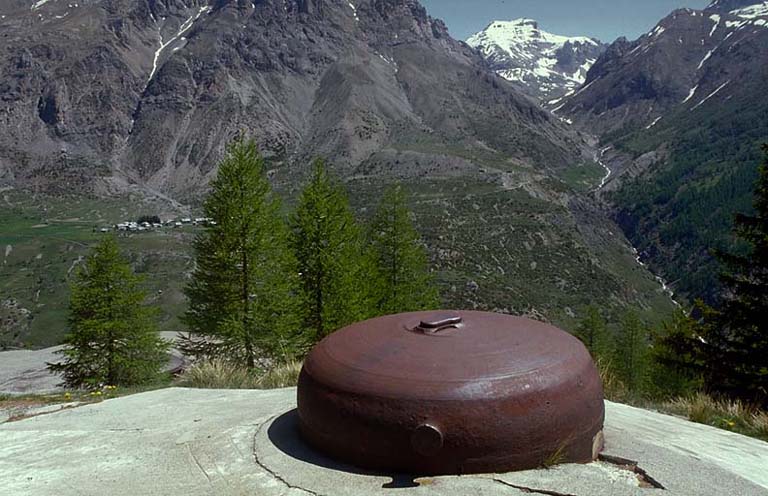 Vue prise des dessus du bloc 4. Au premier plan, la cloche observatoire.