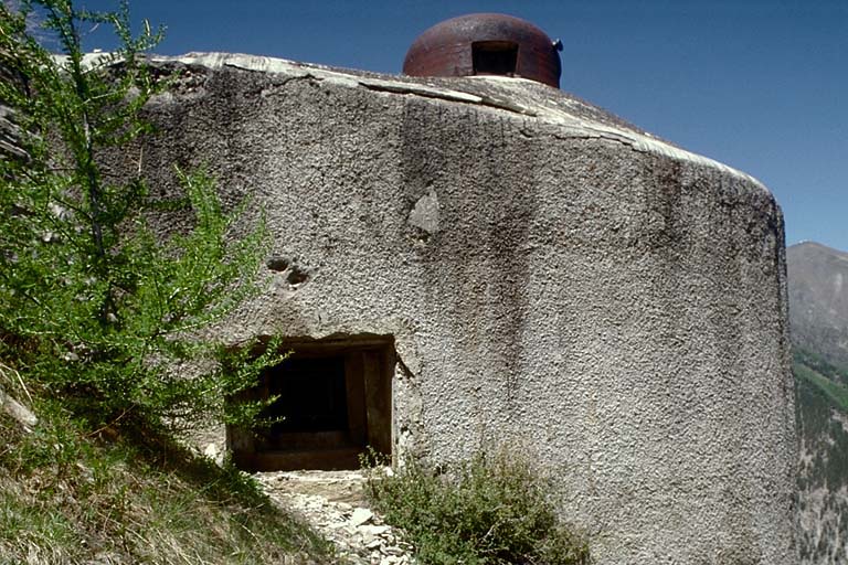 Bloc 6. Face sud-est, vue extérieure de la cloche et du créneau observatoire sous béton regardant le col de Larche.