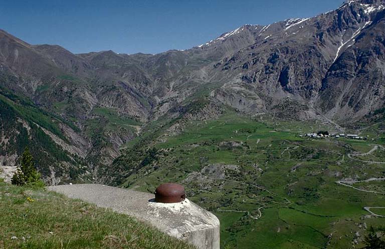 Versant nord-est de la vallée de l'Ubayette vu des dessus du bloc 6. A droite, le village de Saint-Ours et les rochers.