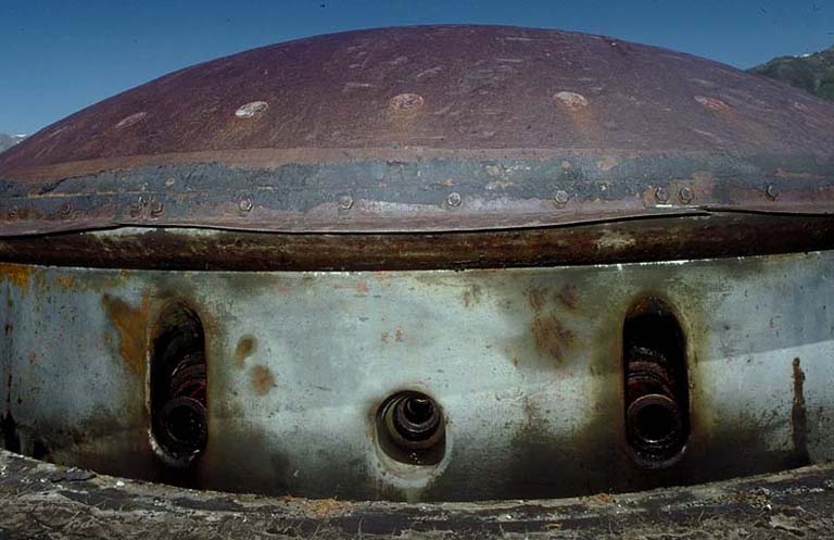 Bloc 5. Vue rapprochée de la tourelle de 75-33 en batterie. Au centre, créneau de la lunette de tir direct, encadrée par les embrasures des bouches à feu.