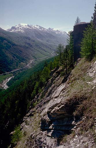 Vallée de l'Ubayette et flanc gauche de l'ouvrage. A droite, la façade du bloc 6 couronnant la falaise.