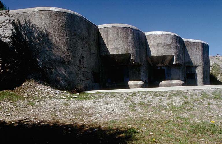 Bloc 5. Façade de la casemate de flanquement. Vue d'ensemble.