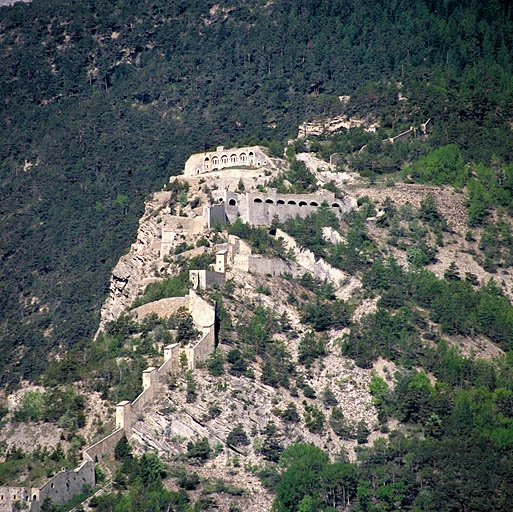 Le fort supérieur vu au téléobjectif depuis la route de Roche-la-Croix.