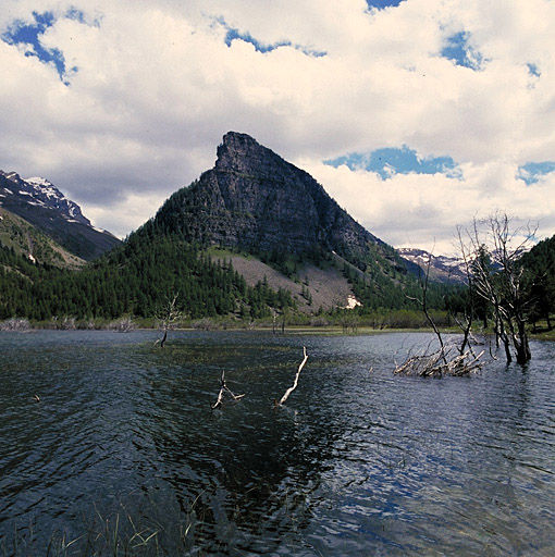 Le lac et la tour. A gauche, vallée du torrent de la Pelouse, à droite, vallon des Granges Communes.