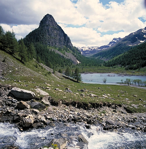 Le lac et la tour. A gauche, vallée du torrent de la Pelouse, à droite, vallon des Granges Communes.