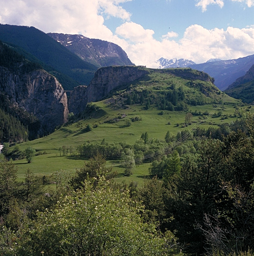 Mamelon rocheux du Châtelet vu du nord-est depuis l'amont de la vallée.