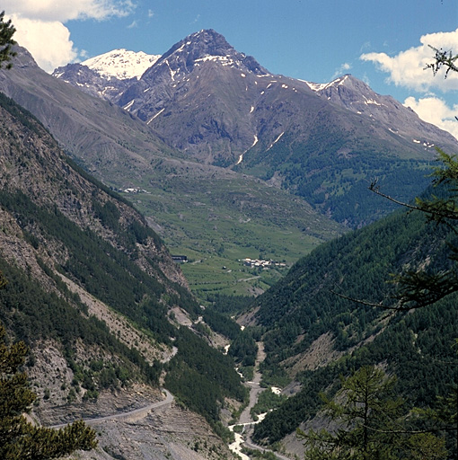 La trouée de Meyronnes vue du fort supérieur. A gauche, falaise dite de la Tochaille. Au second plan, plateau et village de Saint-Ours. A l'arrière-plan, sommet de la Meyna avec, à droite, la tête et la batterie de Viraysse.