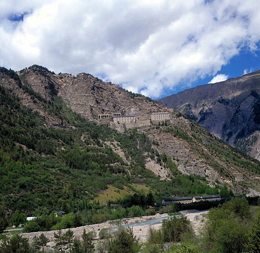 Ensemble de la forteresse. Vue du revers prise du sud, des bords de l'Ubaye.