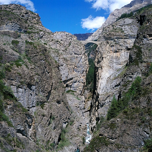 Gorge et pont du Châtelet vus du sud-ouest.