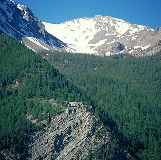 L'ouvrage vu depuis l'ouvrage haut de Saint-Ours, à 1600 m. Au sommet de la falaise, le bloc 6 et, derrière, le bloc 5.