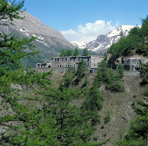 L'ouvrage vu, sur l'arrière, depuis la route d'accès. A droite, le bloc 1 (entrée), à gauche, le casernement de temps de paix, utilisant une partie des casemates de l'ancienne redoute.