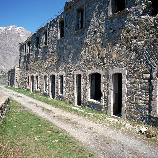 Casernement de temps de paix. Bâtiment 002. Au rez-de-chaussée, les casemates de l'ancienne redoute, exhaussée d'un étage en 1931-1935.