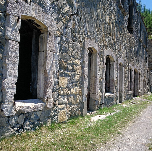 Casernement de temps de paix. Bâtiment 002, vue oblique de la façade.