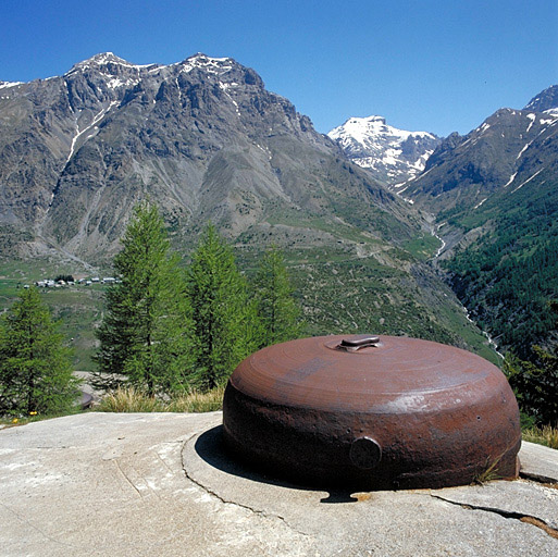 Vue prise des dessus du bloc 4. Au premier plan, la cloche observatoire.