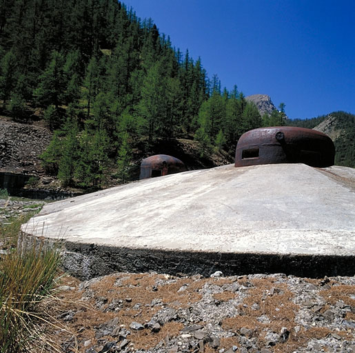 Bloc 4. Vue extérieure prise du nord-est. Au premier plan, la cloche observatoire VDP, derrière et à gauche la cloche GFM conjuguée.