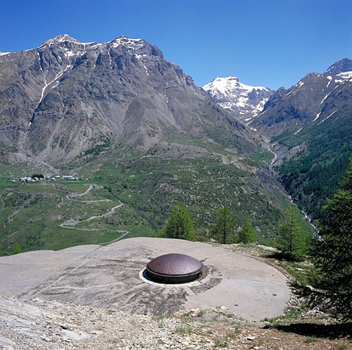 Bloc 5. Vue générale des dessus. Au centre, la tourelle. Derrière village et rochers de Saint-Ours avec, à droite, l'ouvrage haut de Saint-Ours. A droite le torrent du Pinet, et, à l'arrière-plan, la Rocca Bianca.