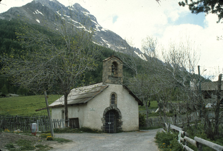 Le Monêtier-les-Bains, les Boussardes, chapelle Saint-Antoine. ; Le Monêtier-les-Bains, les Boussardes, chapelle Saint-Antoine. Vue générale.