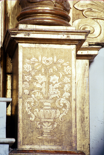 Piedestal : urne gravée dans l'apprêt.