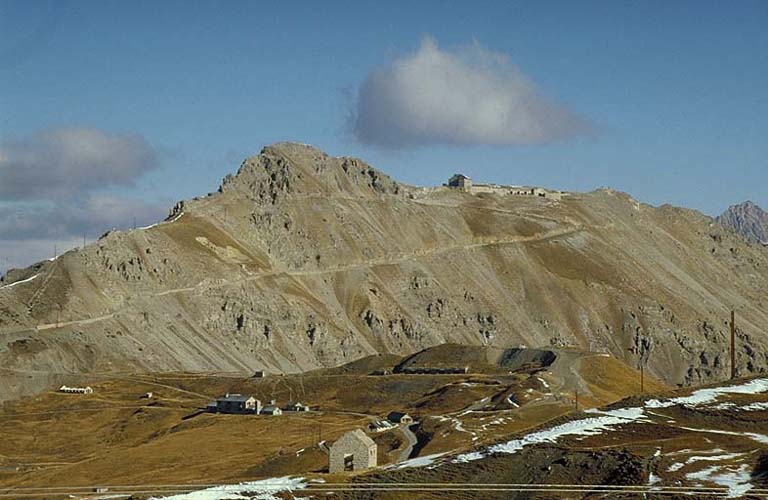 En bas au centre : mamelon et ouvrage du Gondran A, à gauche chalet de montagne du 159e R.I.A et au second plan l'ouvrage du Janus.