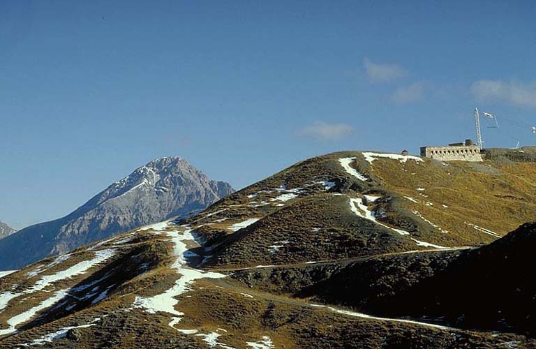 Plateau du Gondran : crête et ouvrage du Janus, vu de l'ouest depuis la patte d'oie. Au centre droit et à l'arrière plan, le mont Chaberton.