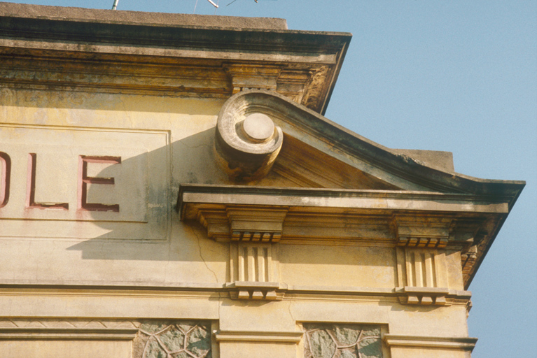 Fronton. Détail.