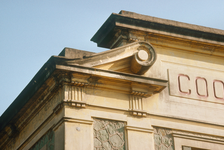 Fronton. Détail.