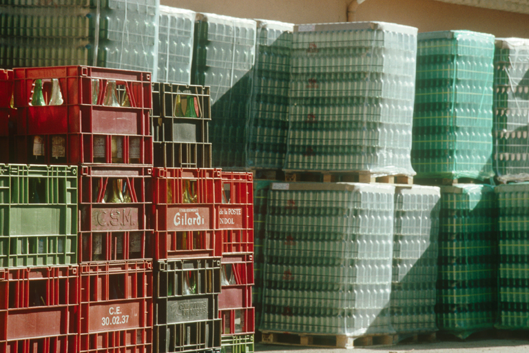 Bouteilles stockées.