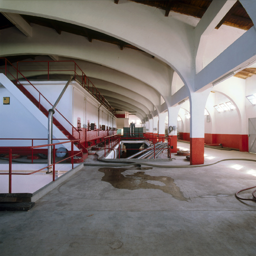 Intérieur, arches en béton.