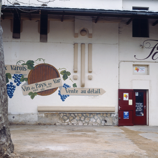 Détail du décor et publicité peinte.