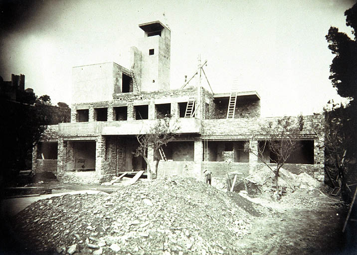 La villa en chantier. Façade sud.