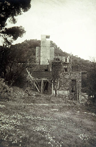 La villa en chantier. Façade est.