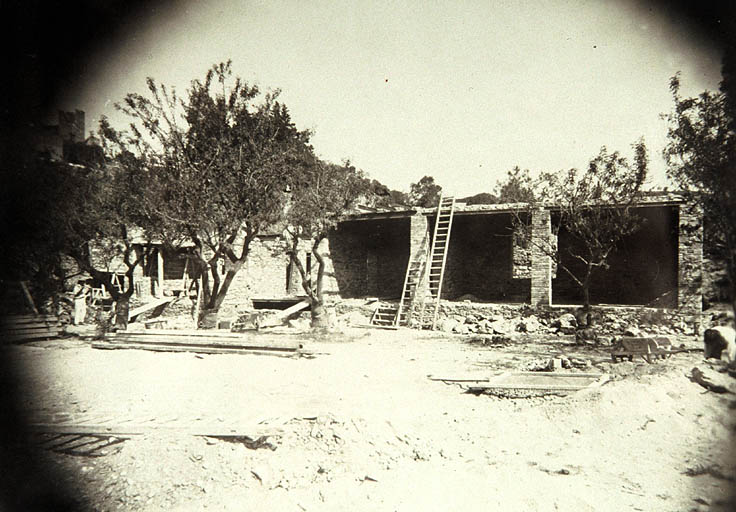 La villa en chantier. Façade sud.